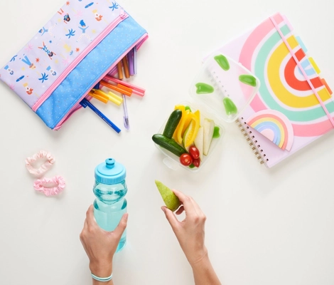 A healthy snack with texters and a waterbottle