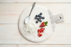 Yoghurt with berries on the side 